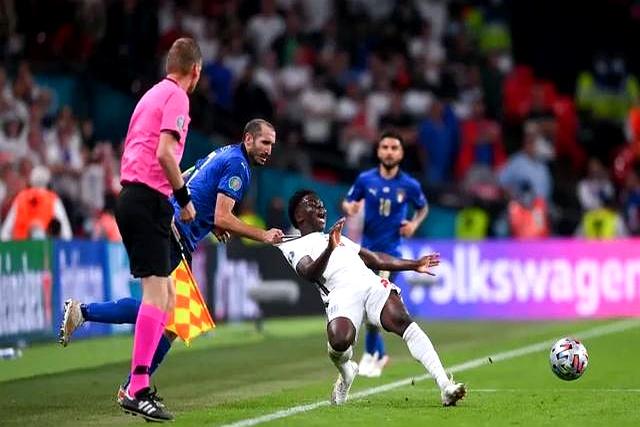 德布劳内与70激战拜仁分钟AC米兰围绕欧联战术微调，纽卡斯尔窗口期调整名单都惊呆了