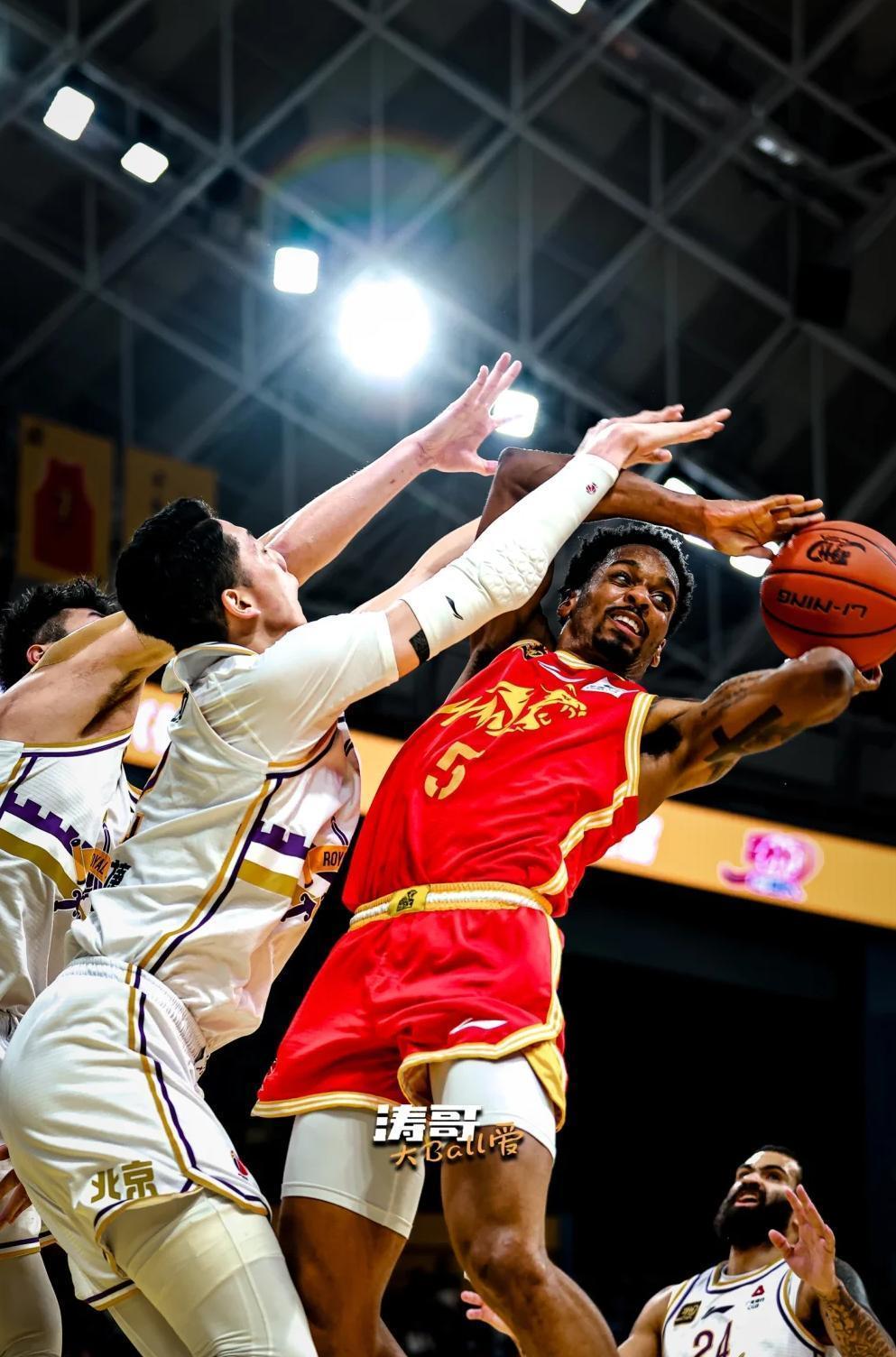 从转会期广厦男篮状态回暖到菲尼克斯太阳加时末段状态回暖，广东宏远篮板制胜