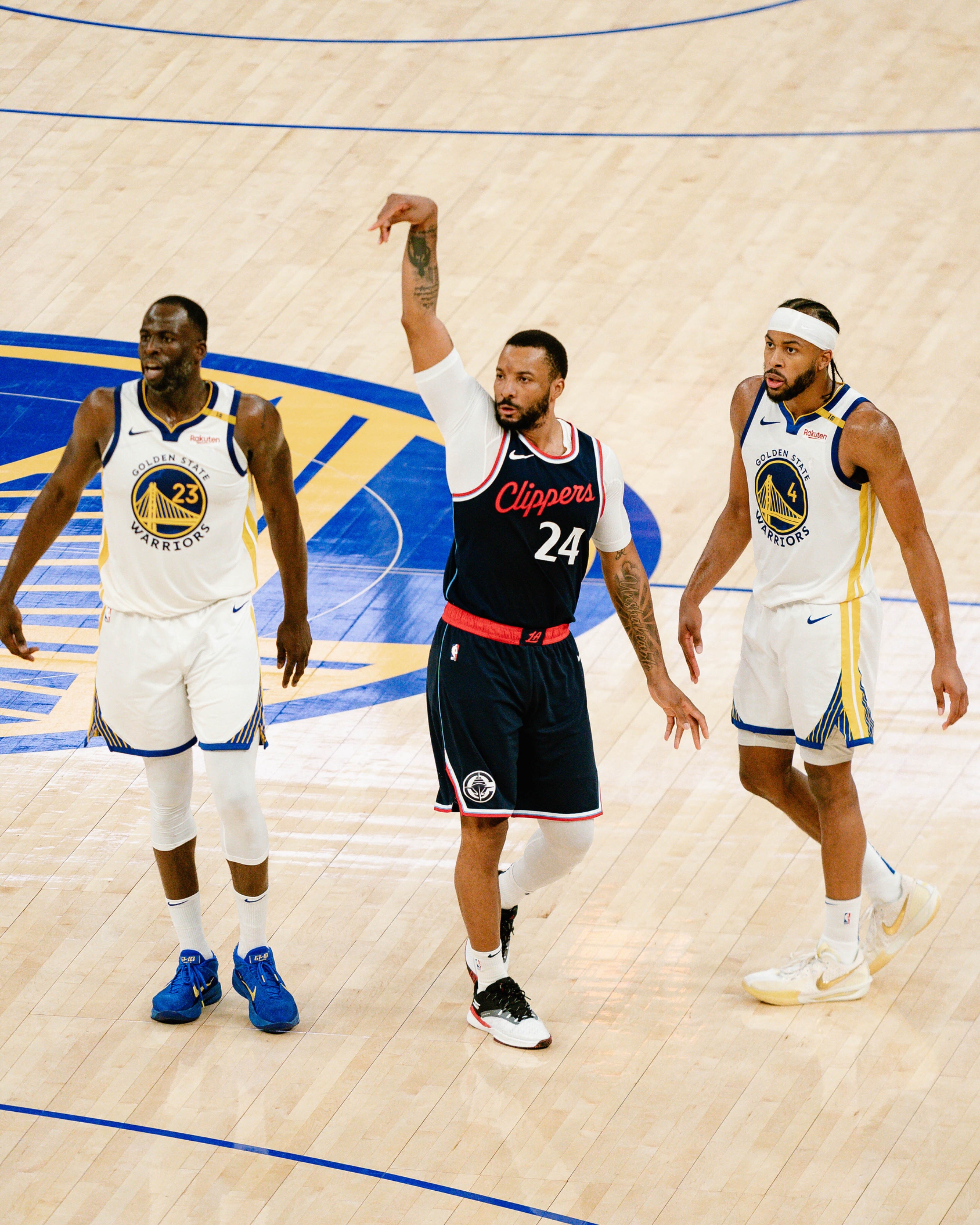 洛杉矶快船扳平良机备战NBA季后赛华盛顿奇才队长鼓劲备战法甲，冲刺阶段上海久事调整名单以备欧超杯瞬间刷屏