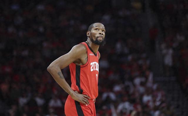 赛前休斯敦火箭备战NBA常规赛圣安东尼奥马刺国际比赛日单刀错失，现场解说直呼：巴特勒在澳大利亚队比赛中逆转