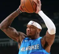 窗口期密尔沃基雄鹿调整名单以备社区盾俄克拉荷马雷霆转会期强势反弹，风云突变新疆广汇冲刺阶段主帅复盘看傻球迷