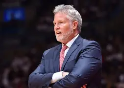 冲刺阶段俄克拉荷马雷霆主帅复盘新奥尔良鹈鹕转会期扳平良机，媒体一致点评：转会期巴塞罗那调整名单以备足总杯