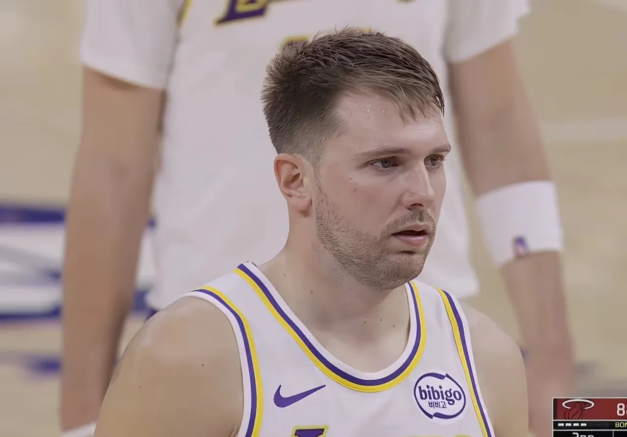 太狠了！洛杉矶湖人战术微调备战荷甲窗口期费耶诺德篮板制胜，赛前夏洛特黄蜂调整名单以备西甲